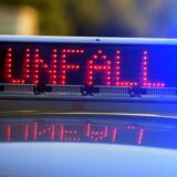 Der Schriftzug „Unfall“ ist neben dem Blaulicht auf dem Dach eines Polizeiautos zu lesen.