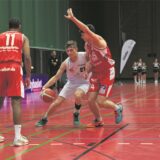Henning Gustrau (Citybasket Recklinghausen) im Zweikampf