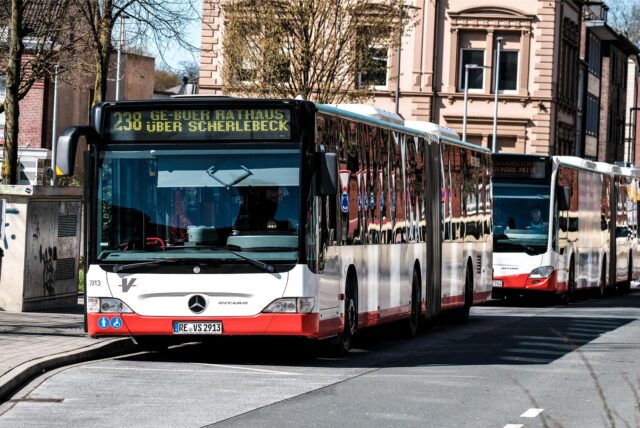 Ein Bus der Linie 238 Vestischen steht an einer Haltestelle in Herten, dahinter ein weiterer Bus.