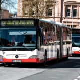 Ein Bus der Linie 238 Vestischen steht an einer Haltestelle in Herten, dahinter ein weiterer Bus.