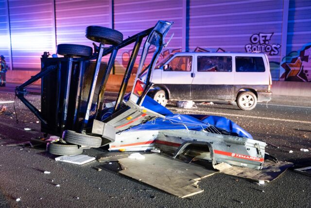Ein zerfetzter Anhänger liegt nach einem Unfall auf der A43 in Recklinghausen auf der Fahrbahn, im Hintergrund ein VW-Transporter.
