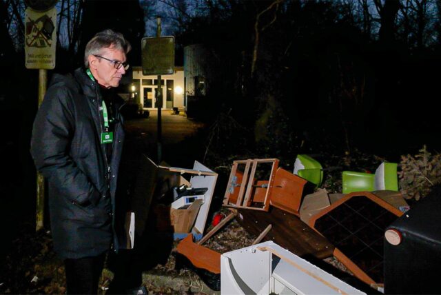 In der Planetensiedlung, genauer gesagt vor dem Kindergarten, türmt sich ein Müllberg auf.