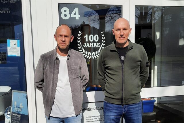 Thomas und Uwe Cirkel stehen vor dem Eingang ihrer Ausstellung.
