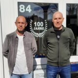 Thomas und Uwe Cirkel stehen vor dem Eingang ihrer Ausstellung.