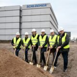 Bernward Schmitz (PORR), Wolfgang Baur (Haberkorn), Peter Kemper (Architekt), Gerald Fitz (Haberkorn Vorstand), Gerd Cöster (ehemaliger Geschäftsführer Schloemer) und Ekkehard Grundwald (Erster Beigeordnete und Stadtkämmerer Recklinghausen) beim Spatenstich für den Anbau bei Schloemer.