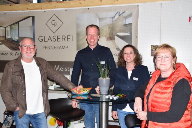 Geschäftsführer Nicolas Pennekamp und Melanie Schäpers von der Glaserei Pennekamp aus Haltern (Mitte) sprachen mit ihren Kunden Martina und Werner Denda.