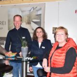 Geschäftsführer Nicolas Pennekamp und Melanie Schäpers von der Glaserei Pennekamp aus Haltern (Mitte) sprachen mit ihren Kunden Martina und Werner Denda.