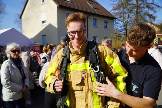 Besucher durften beim Tag der offenen Tür in die Einsatzkleidung der Feuerwehr schlüpfen.