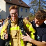 Besucher durften beim Tag der offenen Tür in die Einsatzkleidung der Feuerwehr schlüpfen.