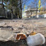 Rund um das BVB-Stadion blieb Müll liegen.