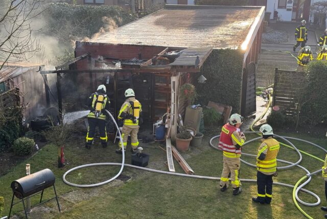 Feuerwehrleute löschen am Sonntagnachmittag ein brennendes Carport.