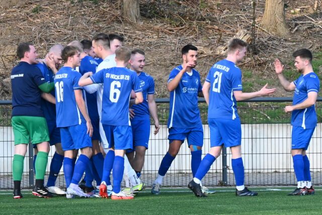 Große Freude bei Hochlar nach Felix Matenas (2.v.l.) Jokertor zum 3:0 gegen Stuckenbusch.