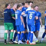Große Freude bei Hochlar nach Felix Matenas (2.v.l.) Jokertor zum 3:0 gegen Stuckenbusch.