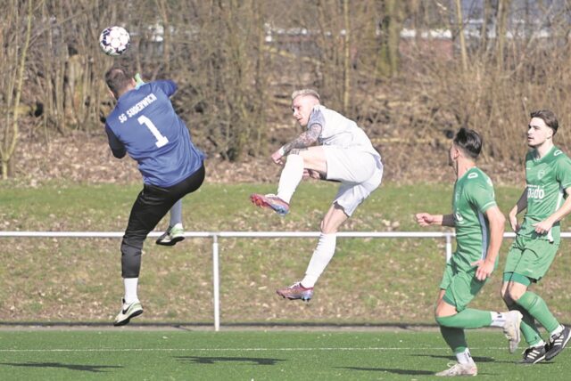 Noel Galoska im Kopfballduell im Spiel gegen SG Suderwich.