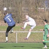 Noel Galoska im Kopfballduell im Spiel gegen SG Suderwich.
