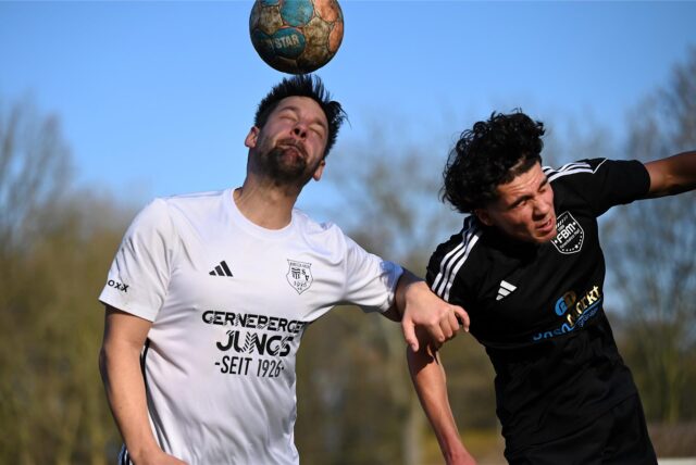 m Kopfball-Duell versuchn sich hier Timo Jökel (l.) von Borussia Ahsen und Arif Yasin Türk (r.) von Fenerbahce Marl.