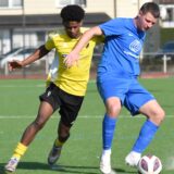Waltrops Kapitän Justin Hachtkemper (r.) schirmt den Ball vor Vinnums Henok Asefa (l.) erfolgreich ab.