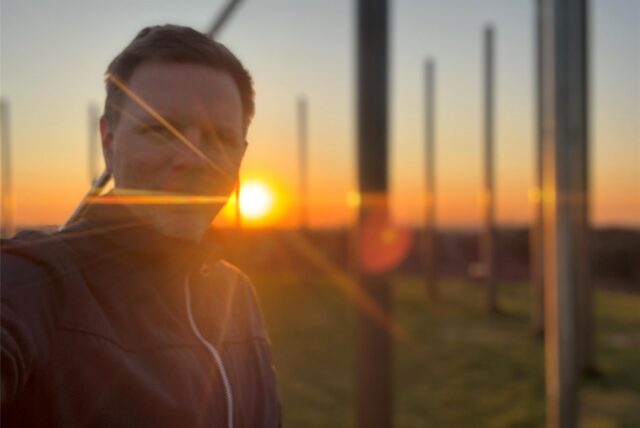 Die Sonnenuhr auf der Halde Schwerin, ein Kunstwerk von Jan Bormann, im Sonnenuntergang. Unser Reporter Tobias Weckenbrock war oben und fasst den Streit um die Kunst in 5 Minuten zusammen.