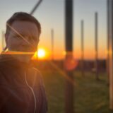 Die Sonnenuhr auf der Halde Schwerin, ein Kunstwerk von Jan Bormann, im Sonnenuntergang. Unser Reporter Tobias Weckenbrock war oben und fasst den Streit um die Kunst in 5 Minuten zusammen.