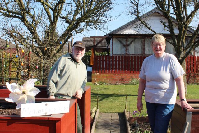 Lothar und Elisabeth Barczewski stehen vor ihrem Garten in der Kleingartenanlage „In den Erlen“ in Herten.