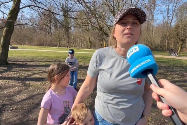 Eine Mutter mit zwei Kindern auf dem Super-Spielplatz. Die Kinder lieben den Pumptrack. Über Social Media hatte die Familie aus Bochum von dem Spielplatz erfahren.