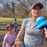 Eine Mutter mit zwei Kindern auf dem Super-Spielplatz. Die Kinder lieben den Pumptrack. Über Social Media hatte die Familie aus Bochum von dem Spielplatz erfahren.