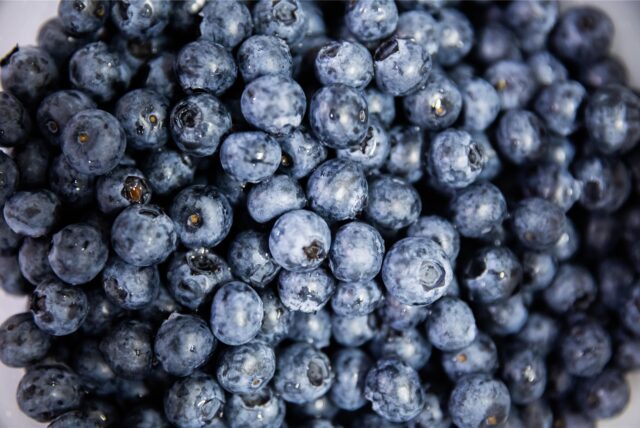Heidelbeeren liegen in einer Schüssel.