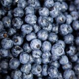 Heidelbeeren liegen in einer Schüssel.