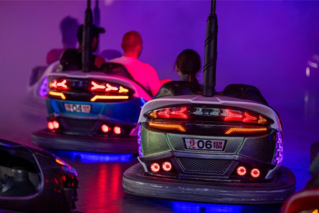 Personen fahren Autoscooter auf einer Kirmes.