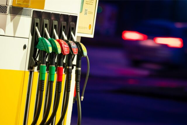 Ein Auto fährt am frühen Morgen an der Zapfsäule einer Tankstelle vorbei.