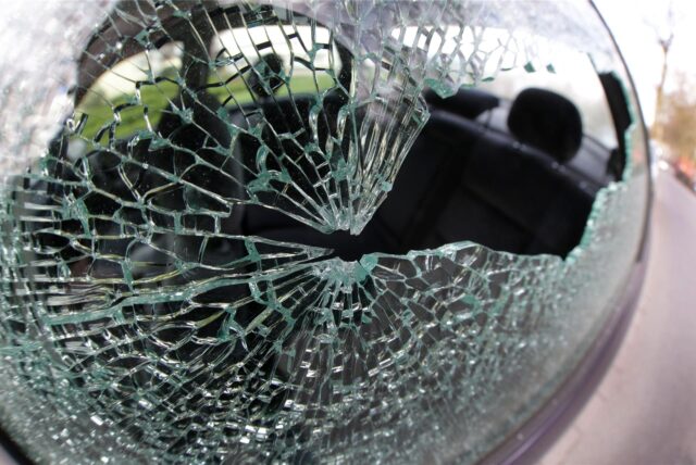 Eine zerborstene Auto-Seitenscheibe in Nahaufnahme.