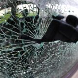 Eine zerborstene Auto-Seitenscheibe in Nahaufnahme.