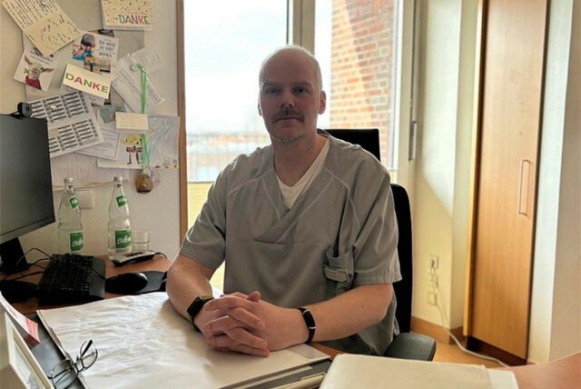 Dr. Lars Heining sitzt an seinem Schreibtisch