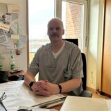 Dr. Lars Heining sitzt an seinem Schreibtisch