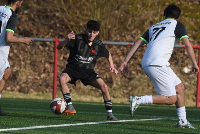 Schlusslicht SuS Merklinde (schwarzes Trikot) besiegte Eintracht Ickern erst in der Nachspielzeit.