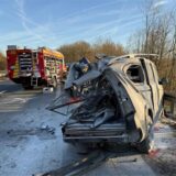 Die Bildmontage zeigt ein zerstörtes Auto nach einem schweren Unfall auf der Autobahn A445 und die Collie-Hündin Annafee, die den Unfall nicht überlebt hat.