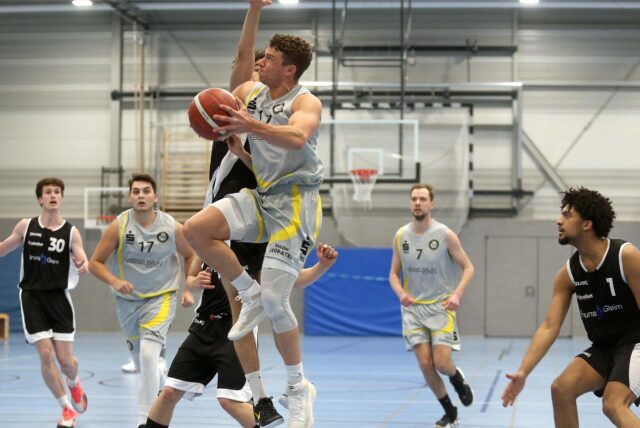Heimniederlage im Derby: Julian Wesselbaum im Anflug auf den Recklinghäuser Korb; Migel Wessel (l.) und Fabian Siepmann (r.) verfolgen die Aktion