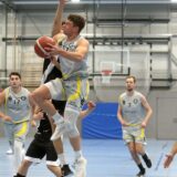 Heimniederlage im Derby: Julian Wesselbaum im Anflug auf den Recklinghäuser Korb; Migel Wessel (l.) und Fabian Siepmann (r.) verfolgen die Aktion