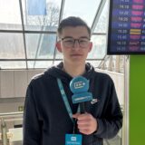 Ruhr Nachrichten-Reporter Julius Obhues steht am Flughafen Dortmund, wo gestreikt wird.
