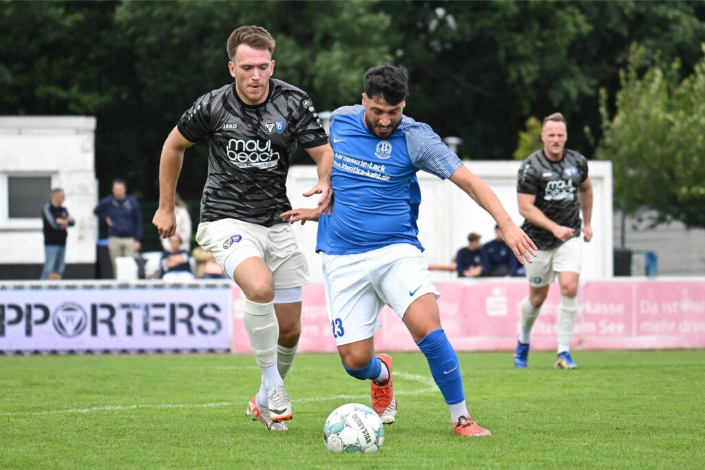 Marcel Klakus (l.) läuft in dieser Saison für den TuS Haltern in der Landesliga auf. Marcel Klakus (l.) läuft in dieser Saison für den TuS Haltern in der Landesliga auf.