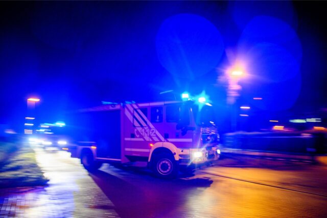 Ein Feuerwehrauto im Einsatz.