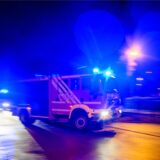 Ein Feuerwehrauto im Einsatz.