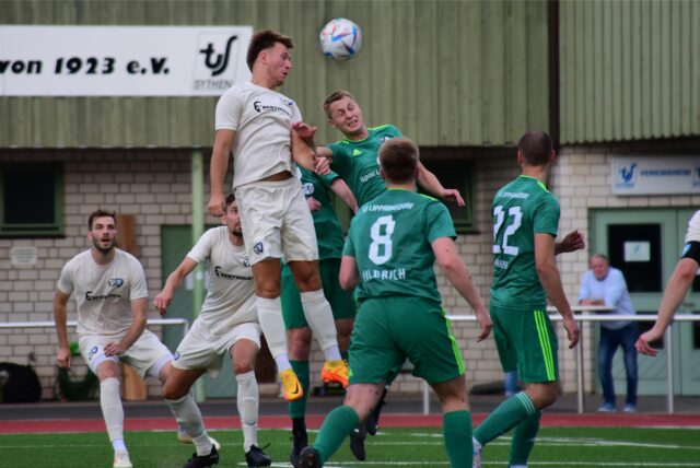 Marcel Klakus (weißes Trikot, beim Kopfball) wird den TuS Haltern am Saisonende verlassen.