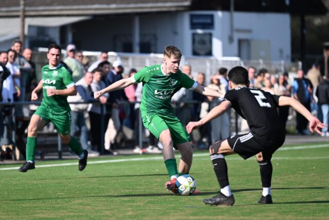 GWE-II-Spieler Julius Becker (am Ball) im Zweikampf mit Emre Aksu vom FC 26 II. Tim Kleerbaum (l.) beobachtet die Situation.