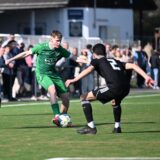 GWE-II-Spieler Julius Becker (am Ball) im Zweikampf mit Emre Aksu vom FC 26 II. Tim Kleerbaum (l.) beobachtet die Situation.