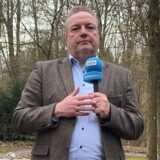 Der ehemalige Bürgermeister Bodo Klimpel an der Gedenkstätte auf dem Sundernfriedhof in Haltern.