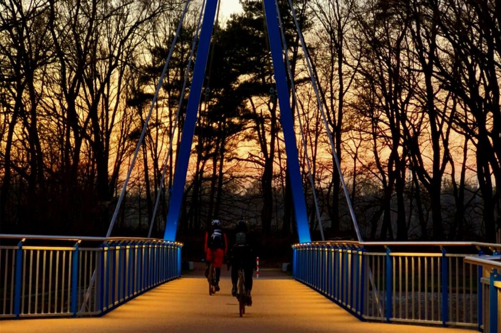 Sonnenuntergang mit Dämmerung auf der neuen blauen Brücke am Stausee in haltern im März 2025