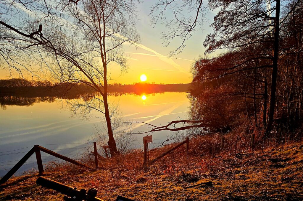 Tief stehende Sonne bei Sonnenuntergang über dem Hullerner Stausee im März 2025 in Haltern-Hullern.