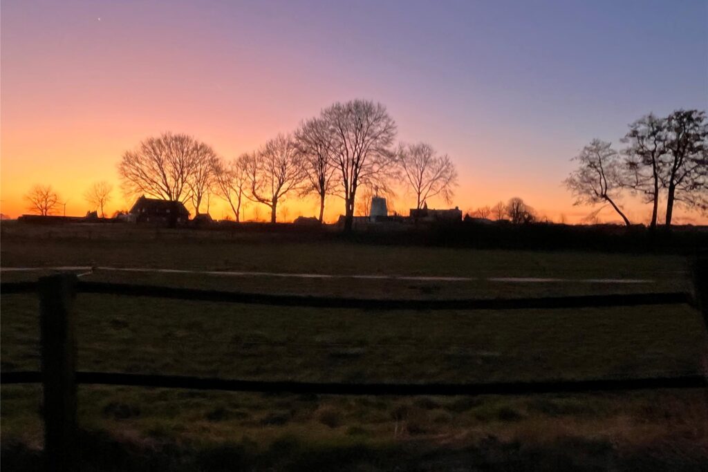 Dämmerung nach Sonnenuntergang in Haltern im Frühling 2025 im März in Lippramsdorf.