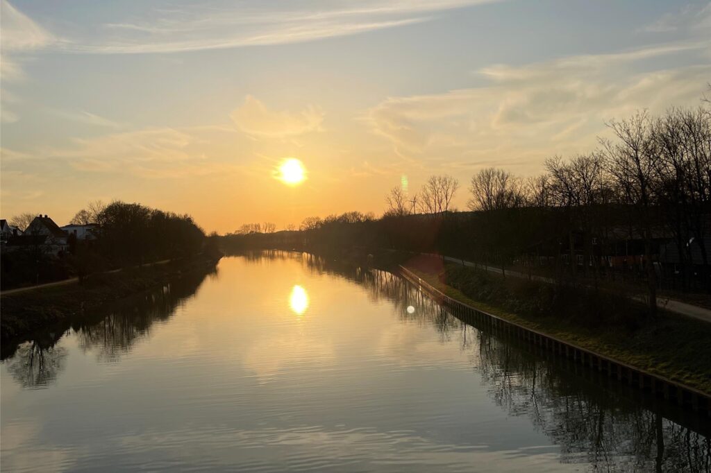 Sonnenuntergang über dem Kanal in Bergbossendorf im März 2025 in Haltern am See.